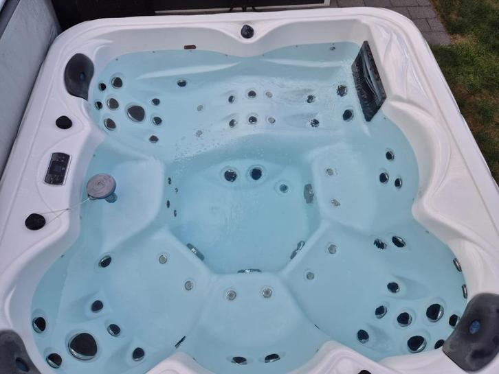 Royalty spa jacuzzi Ohio zo goed als nieuw, Tuin en Terras, Bubbelbaden en Hottubs, Zo goed als nieuw, Vast, Filter, Pomp, Trap