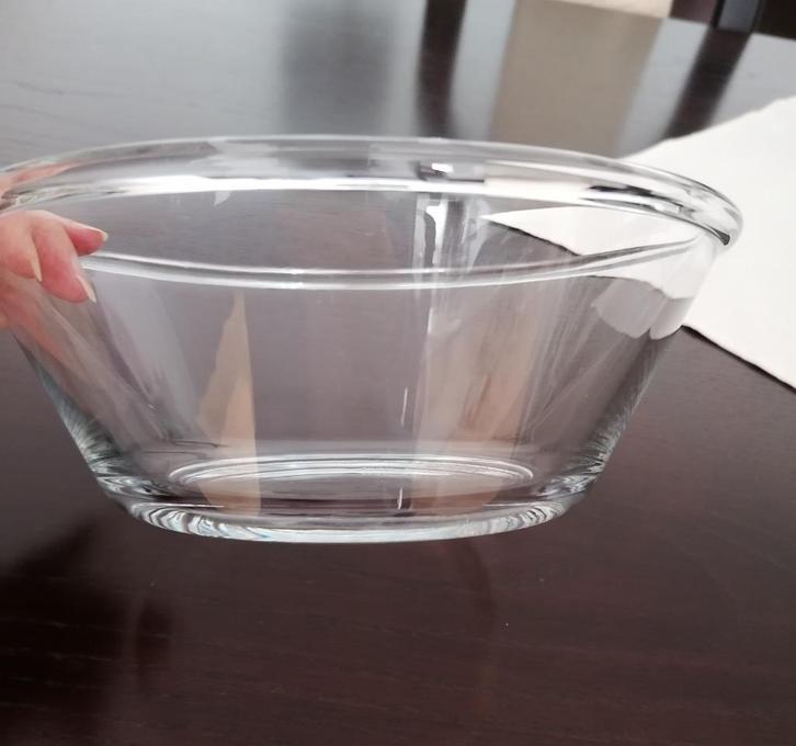 Mooie heldere en dikke transparante glazen saladeschaal, Huis en Inrichting, Keuken | Servies, Zo goed als nieuw, Kom(men), Effen