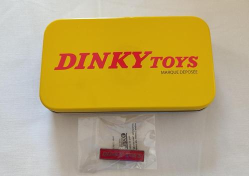 Dinky Atlas _Metalen doos.certificaat +1 pinnen (rechthoekig, Hobby en Vrije tijd, Modelauto's | 1:43, Zo goed als nieuw, Overige typen