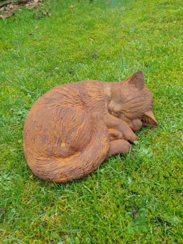 tuinbeeld van een kat , poes beschikbaar voor biedingen