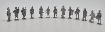 13 Figurines Miniatures de Kinder Surprise - Soldats beschikbaar voor biedingen