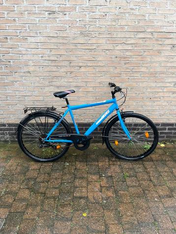 Blauwe fiets beschikbaar voor biedingen
