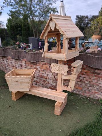 Nieuw zelfgemaakt vogelhuisje met bloembak beschikbaar voor biedingen