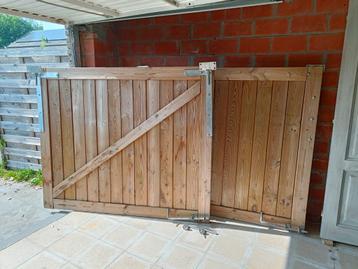 Dubbele houten poort beschikbaar voor biedingen