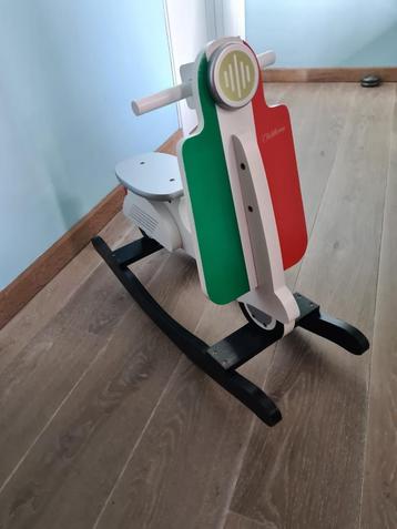 Hippe prachtige schommelscooter Vespa Italia beschikbaar voor biedingen