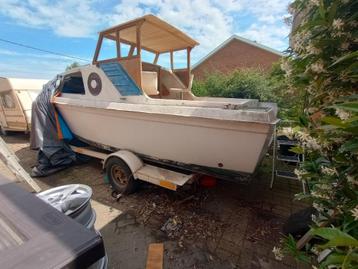 Motorboot casco op sterke boottrailer beschikbaar voor biedingen