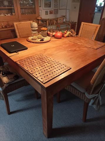 Vierkante tafel beschikbaar voor biedingen