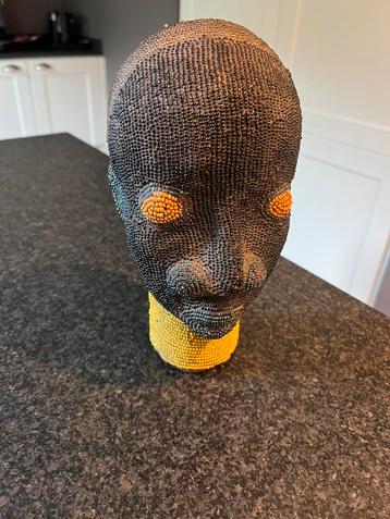 Afrikaans beeldje met pareltjes beschikbaar voor biedingen