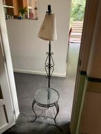staande lamp van smeedijzer met tafeltje, Huis en Inrichting, Ophalen, Zo goed als nieuw