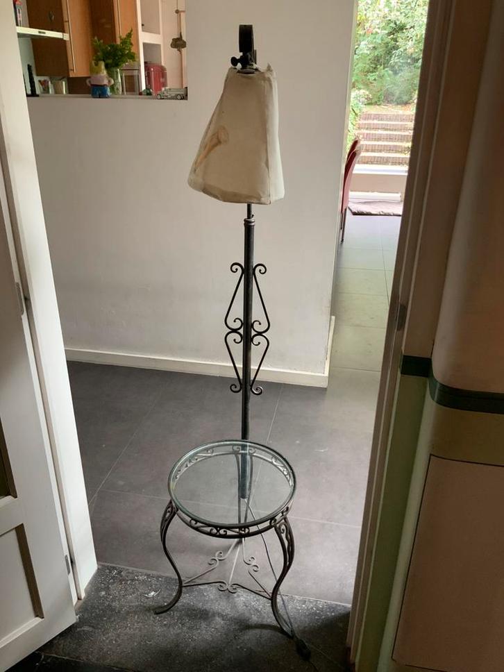 staande lamp van smeedijzer met tafeltje, Huis en Inrichting, Lampen | Vloerlampen, Zo goed als nieuw, Ophalen