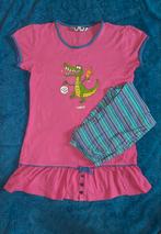 Roze Woody pyjama met krokodil maat 140 (10 jaar), Kinderen en Baby's, Woody, Meisje, Ophalen of Verzenden, Zo goed als nieuw