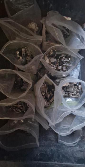  Lot scharnieren te koop (+/-100 stuks) beschikbaar voor biedingen