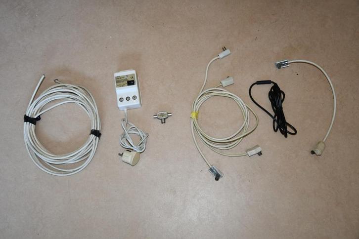 10 m. coax + signaalversterker + splitter + 3 verlengkabels, Bricolage & Construction, Électricité & Câbles, Comme neuf, Câble ou Fil électrique
