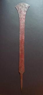 Oude Afrikaanse ijzeren bijl/munt. 63cm, Antiek en Kunst, Ophalen