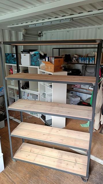 grote metalen rek met dikke houten planken, industrielook beschikbaar voor biedingen