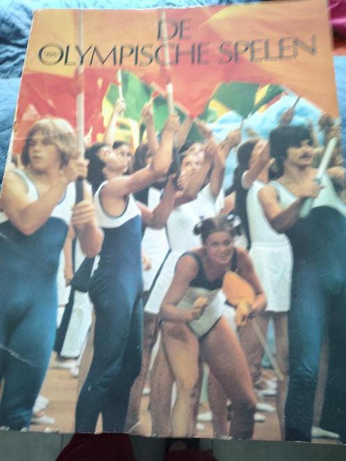 Map met grote platen van de olympische spelen (1980), Boeken, Sportboeken, Zo goed als nieuw, Overige sporten, Ophalen