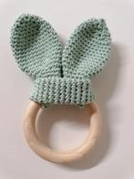 Houten bijtring met gehaakte konijnenoortjes. Nieuw., Hobby en Vrije tijd, Breien en Haken, Ophalen of Verzenden, Nieuw