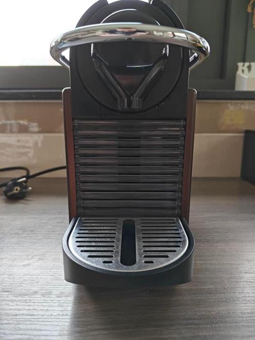 Nespresso Pixie + 143 capsules, Elektronische apparatuur, Koffiezetapparaten, Gebruikt, Koffiepads en cups, Koffiemachine, Afneembaar waterreservoir