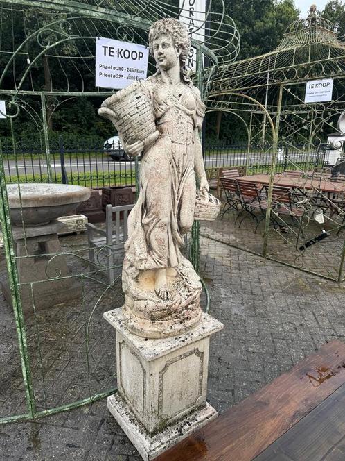 Tuinbeeld bloemenmeisje op sokkel - 200 cm hoog marmergruis, Tuin en Terras, Tuinbeelden, Gebruikt, Mensenbeeld, Overige materialen