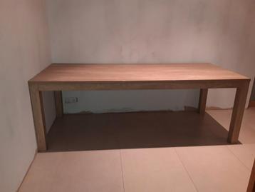 Grand table à manger rectangulaire disponible aux enchères