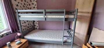 NIEUWSTAAT: Lichtgrijs houten stapelbed, inclusief matras beschikbaar voor biedingen