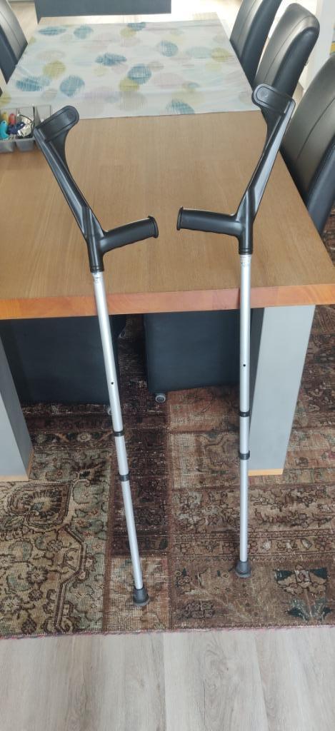 verstelbare krukken - Slechts enkele weken gebruikt, Diversen, Loopkrukken, Zo goed als nieuw, Ophalen