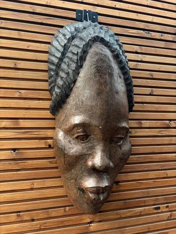 Kongolees masker beschikbaar voor biedingen