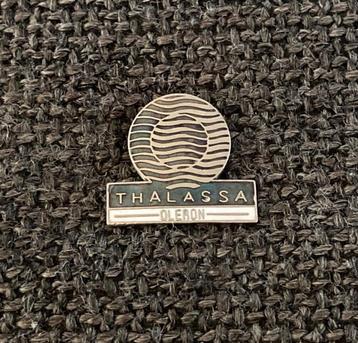 PIN - THALASSA - OLERON, Envoi, Utilisé, Autres sujets/thèmes, Insigne ou Pin's