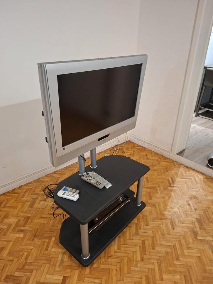 TVE 32” flatscreen televisie + stevig TV-meubel, Audio, Tv en Foto, Televisies, Gebruikt, LCD, 60 tot 80 cm, HD Ready (720p), Overige merken