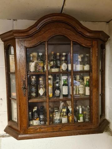 Verzameling 5cl Whiskyflesje in een kastje   beschikbaar voor biedingen