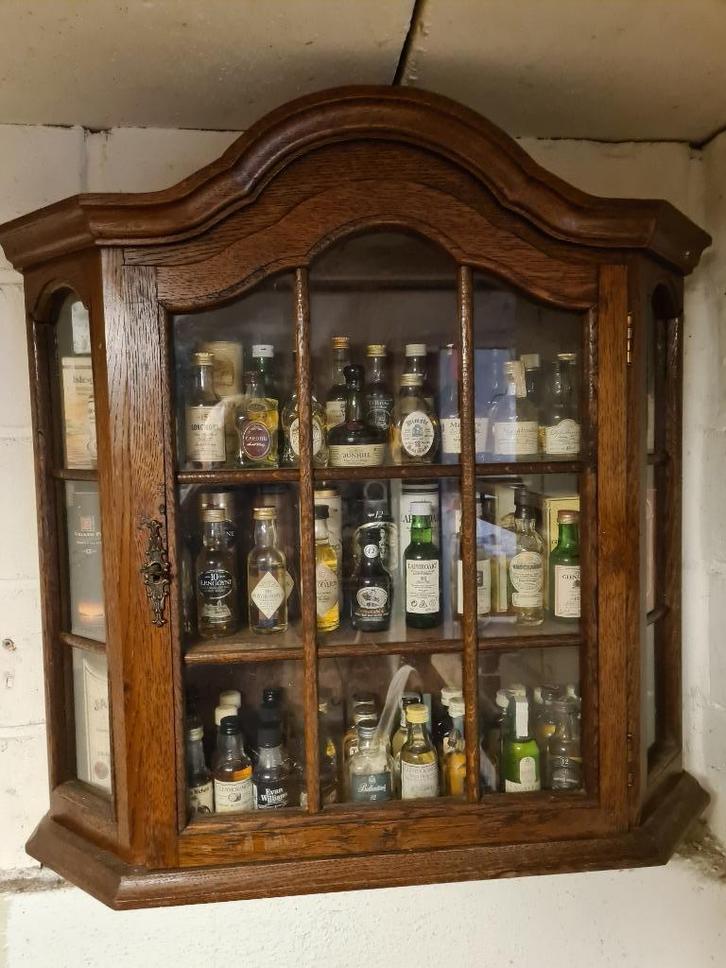 Verzameling 5cl Whiskyflesje in een kastje, Verzamelen, Wijnen, Ophalen