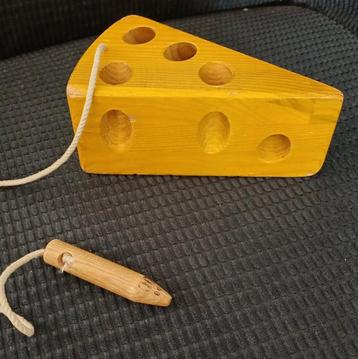 Echt Montessori speelgoed voor peuters. Muisje eet kaas beschikbaar voor biedingen