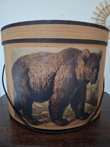 grote ronde vintage hoedendoos, bruine beer beschikbaar voor biedingen