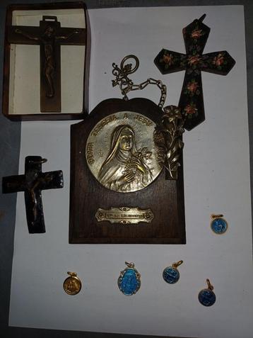 Set van 9 oude religieuze voorwerpen beschikbaar voor biedingen