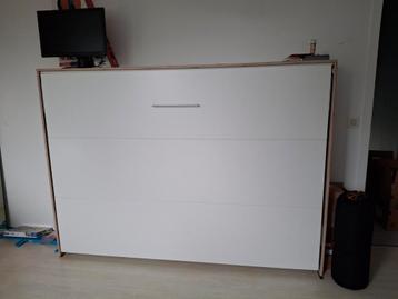 Wit houten inklapbaar 2 persoonsbed met matras & lattenbodem beschikbaar voor biedingen