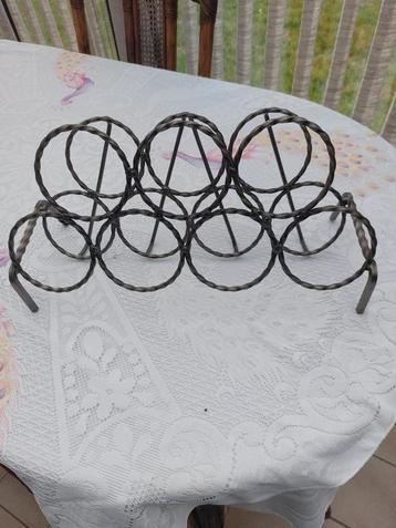 Metalen flessenrek beschikbaar voor biedingen