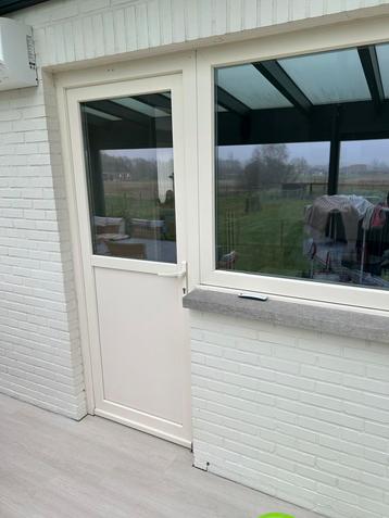 Buiten ramen en deur beschikbaar voor biedingen