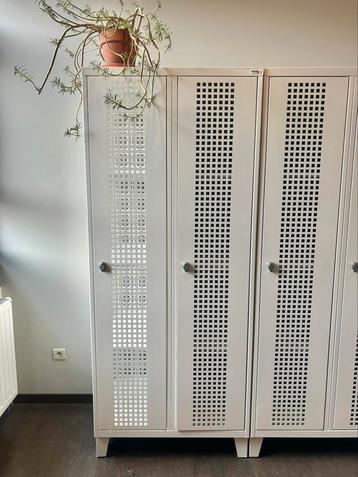 3x armoires à casiers STEELUX design, métal blanc perforé 