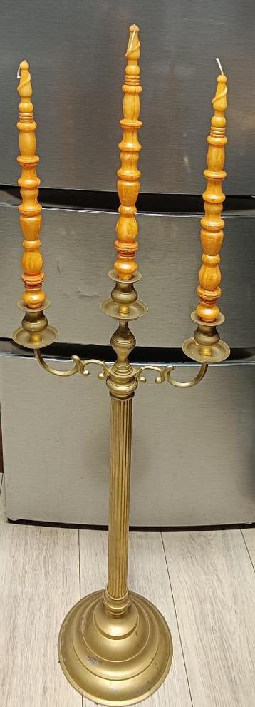 Goudkleurige kandelaar te koop. beschikbaar voor biedingen