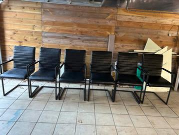 6 mooie zwarte stoelen  beschikbaar voor biedingen