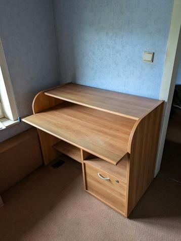 Bureautafel beschikbaar voor biedingen