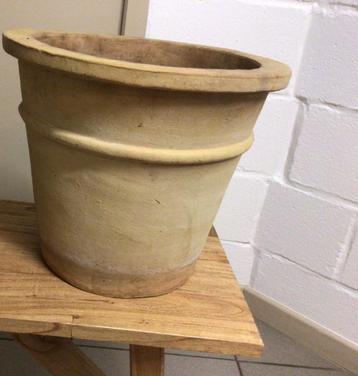 Pot en terre cuite beschikbaar voor biedingen