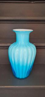 Vase en verre opalin bleu soufflé Fenton, Ophalen of Verzenden, Gebruikt, Blauw, Glas