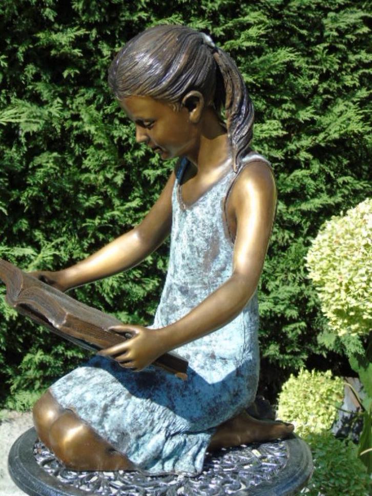 Standbeeld van een meisje knielend met een boek in brons, Tuin en Terras, Tuinbeelden, Nieuw, Overige typen, Overige materialen