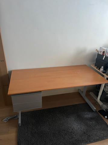 Bureau ikea beschikbaar voor biedingen
