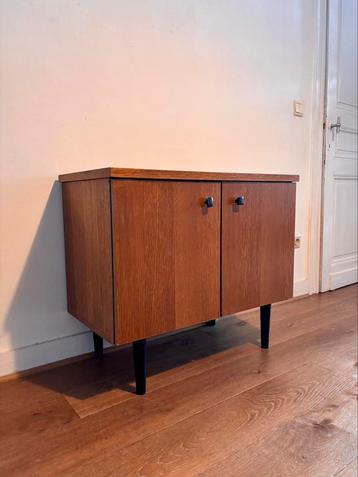 Kleine vintage kast beschikbaar voor biedingen