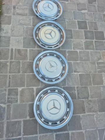 4 oude Mercedes wielschijven beschikbaar voor biedingen