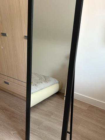 Spiegel staande met zwarte omlijsting B 48 cm H 158 cm beschikbaar voor biedingen