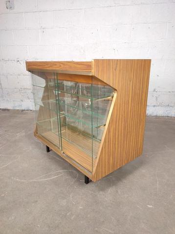 Vintage 1960's toonbank met vitrine beschikbaar voor biedingen
