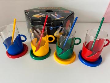 Randwyck Vintage kleurrijke kopjes beschikbaar voor biedingen
